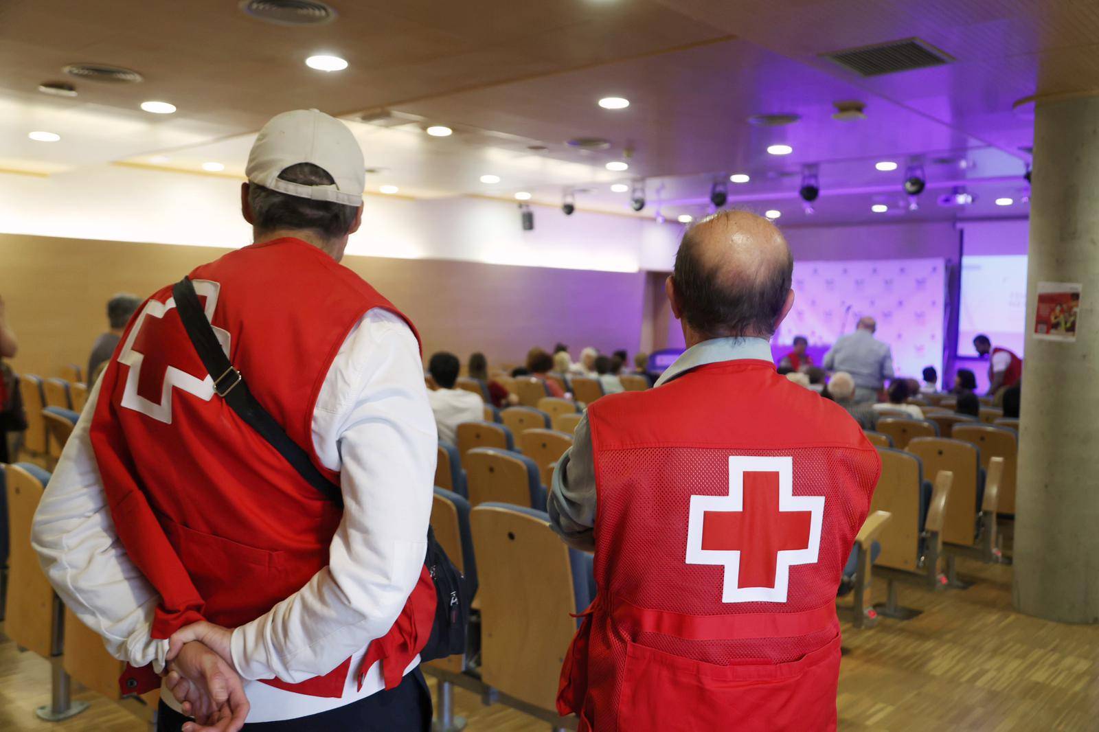 Dos voluntarios de Cruz Roja durante la jornada.