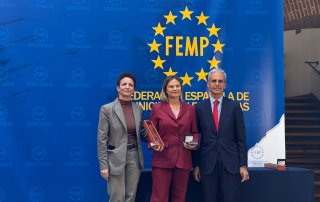 La primera teniente de alcalde, Lucía Paniagua, junto a autoridades de la FEMP y el Ministerio de Política Territorial tras recoger la distinción al alcalde.
