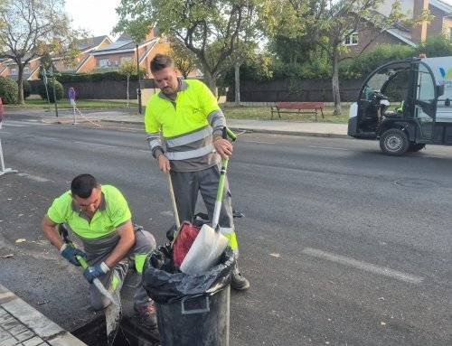 El Ayuntamiento realiza labores de limpieza de imbornales para prevenir inundaciones 
