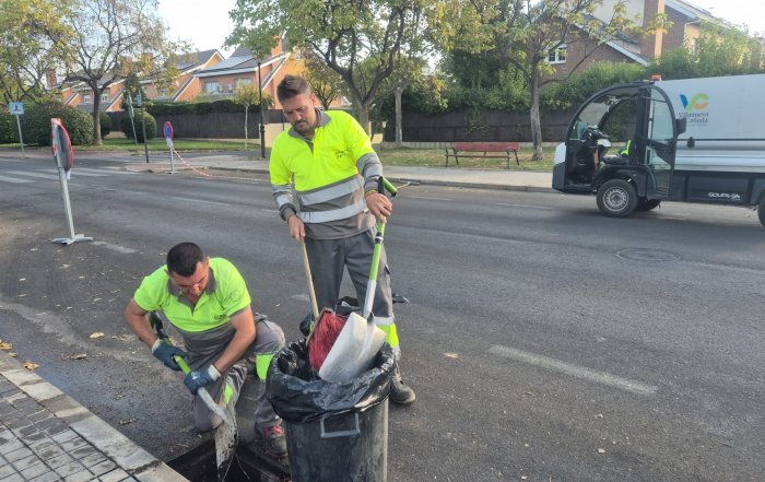 Operarios realizando la limpieza de imbornales.