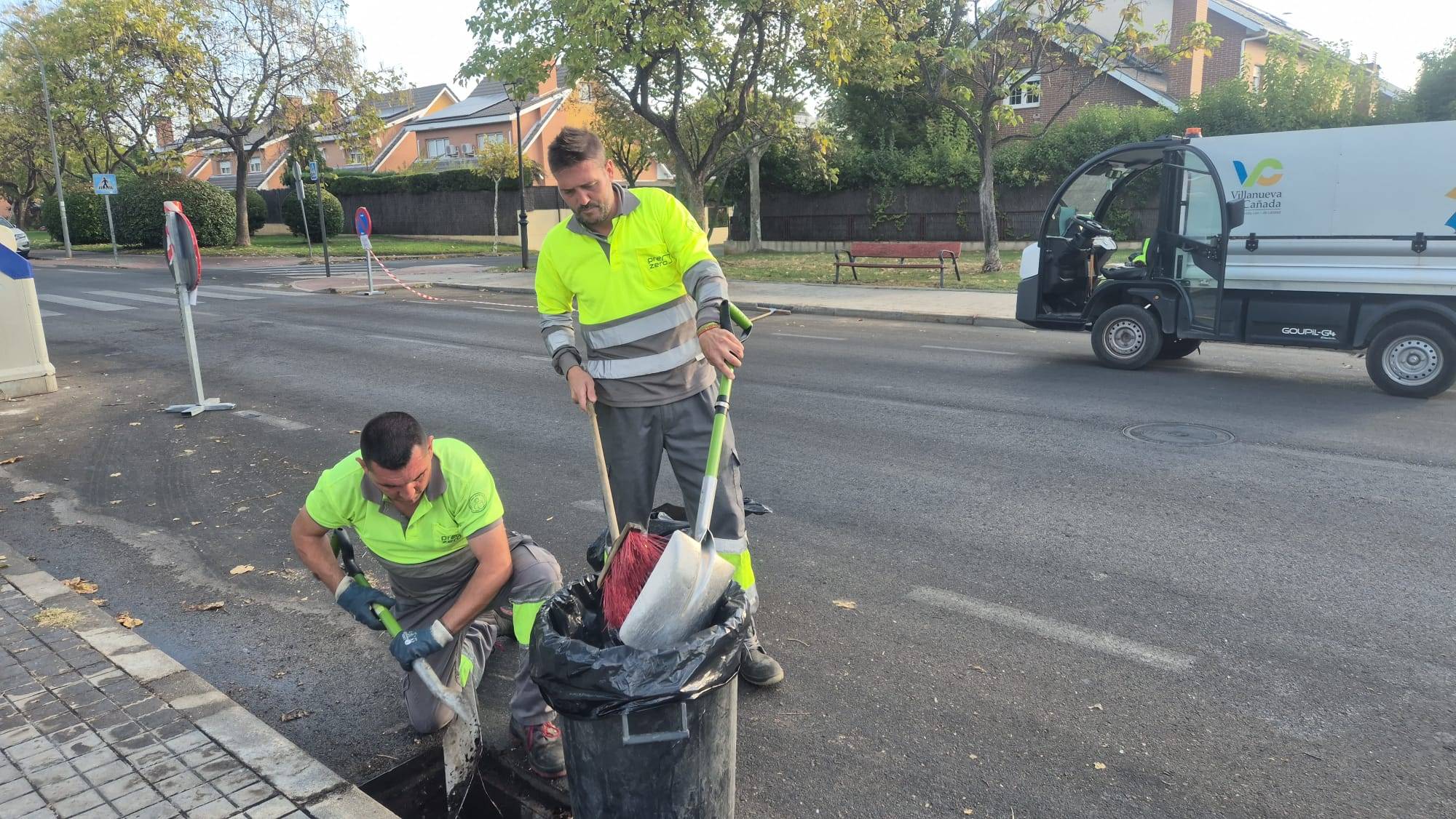 Operarios realizando la limpieza de imbornales. Operarios realizando la limpieza de imbornales.