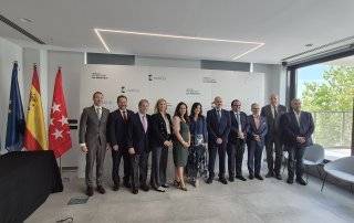 El alcalde, Luis Partida, junto a alcaldes de la zona y demás autoridades del mundo docente y sanitario en el acto celebrado en el Hospital Los Madroños.
