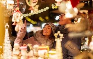 Pareja en un mercado navideño.