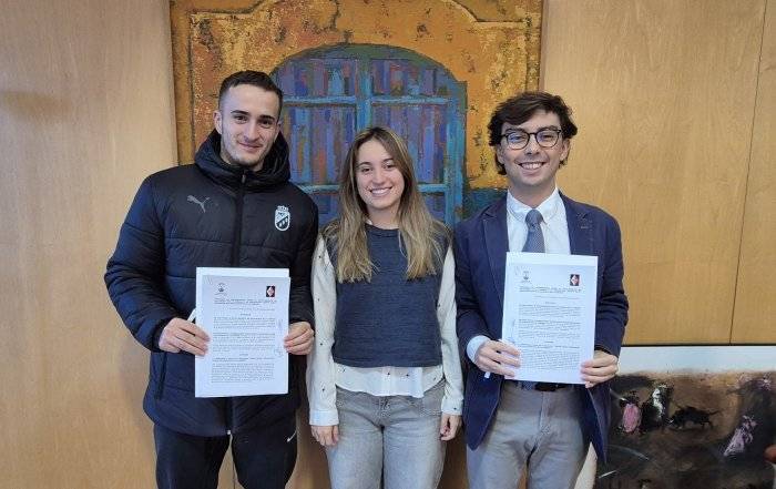 El concejal de Juventud, Pablo Castrillo, y el vicepresidente del Grupo Scout Boanerjes 618, Rubén Grasa, y una vocal de la asociación.