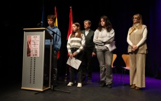 Foto de familia de las autoridades y los alumnos en el acto del 25N.