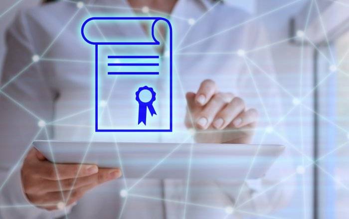 Imagen de certificado sobre persona utilizando un dispositivo electrónico portátil.