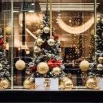 Escaparate con decoración navideña.