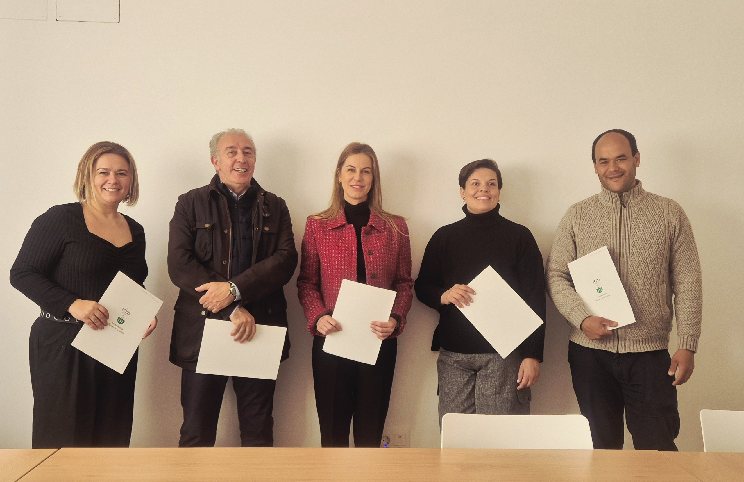 La concejala de Educación, Cristina Hernández, y los presidentes de las AMPAS.