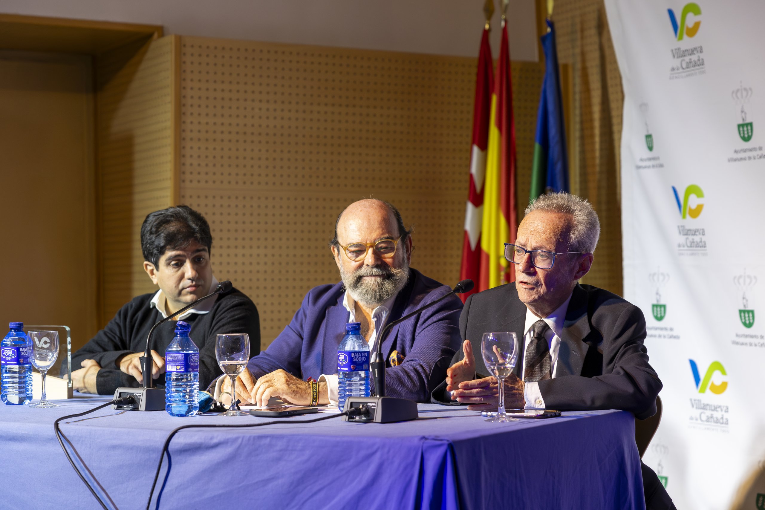 Alfonso Arteseros durante su intervención, acompañado del concejal de Cultura, Jesús Fernando Agudo, y el hijo del homenajeado, Daniel de la Calva.