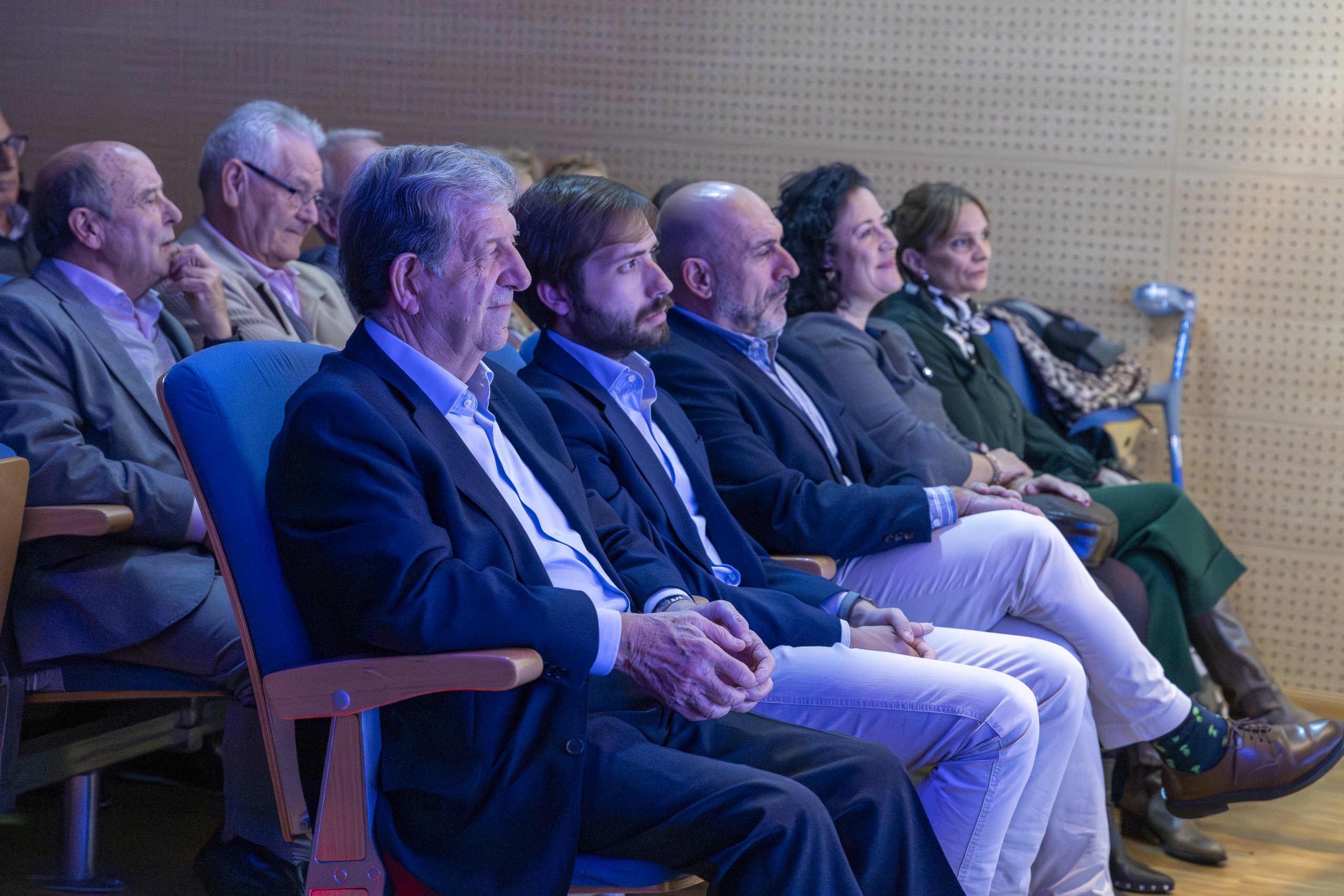 El alcalde, Luis Partida, y concejales, durante el homenaje.