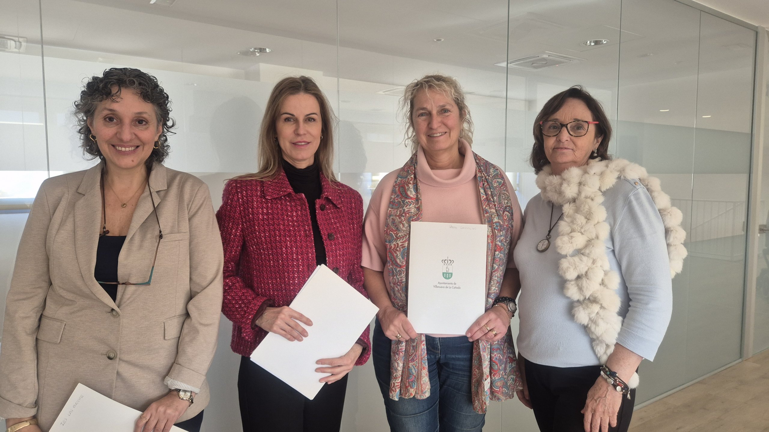 La concejala junto a las directoras de los tres centros educativos.