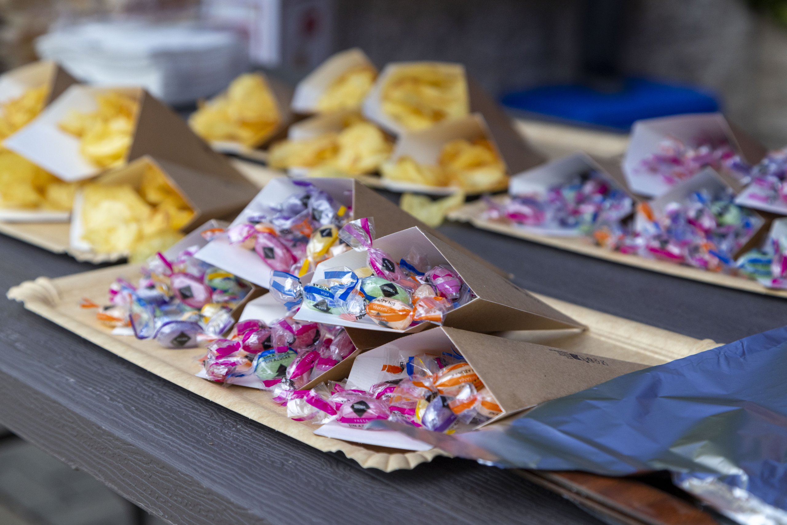 Caramelos y patatas repartidas.
