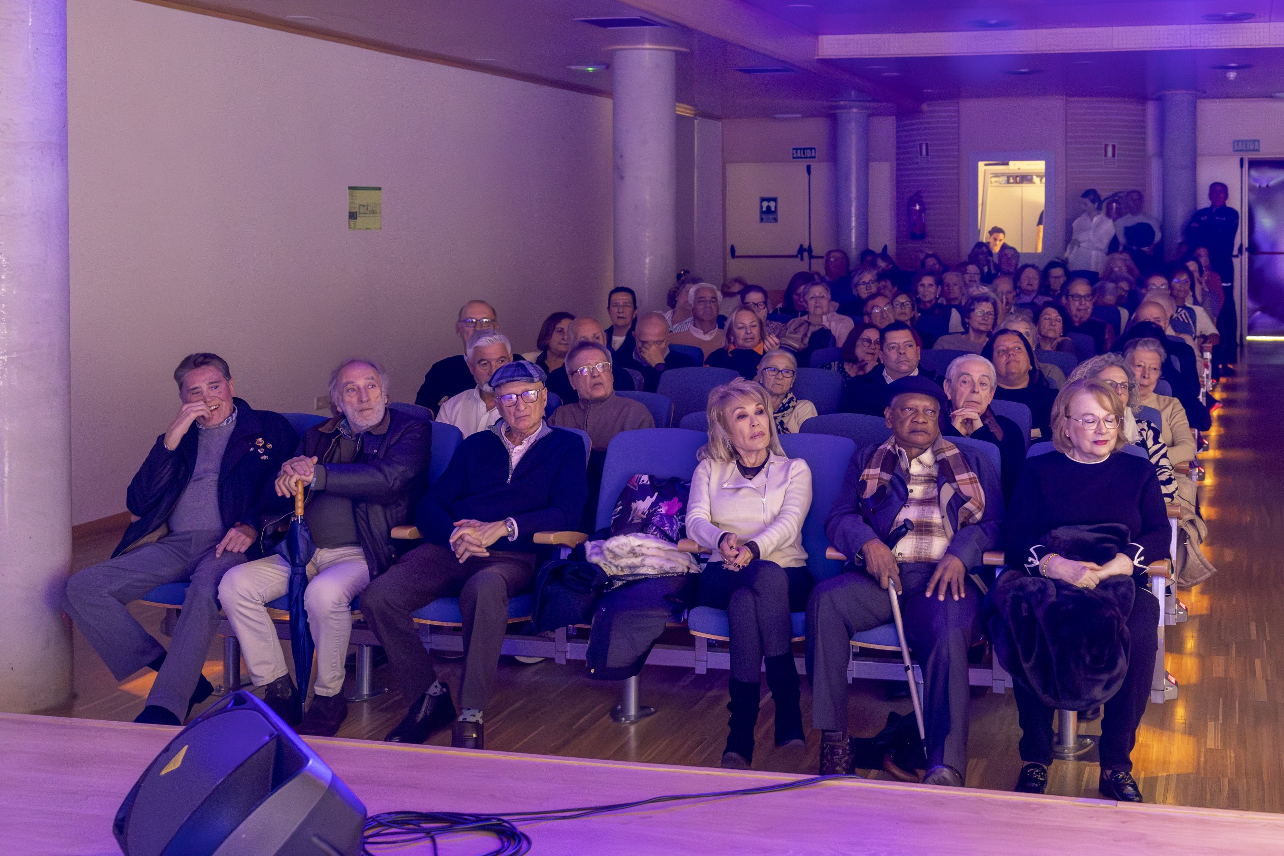 Artistas y asistentes durante el acto.
