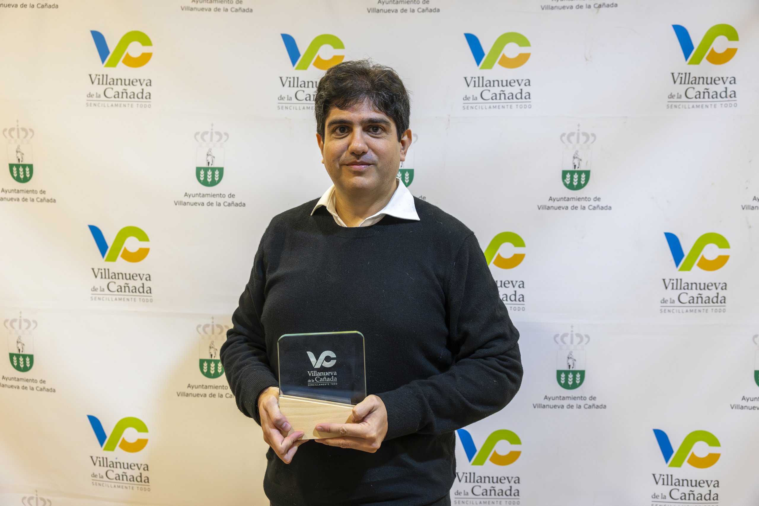 El hijo del homenajeado, Daniel de la Calva, con la distinción otorgada de manos del alcalde, Luis Partida.