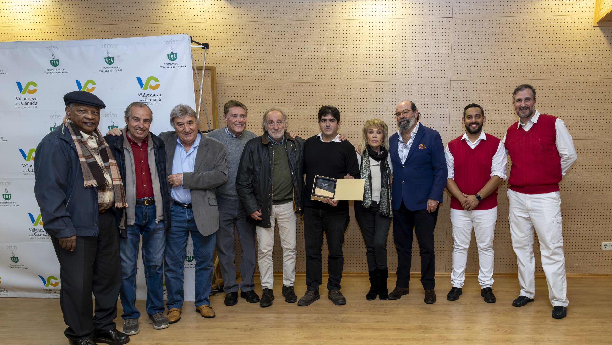 Foto de familia realizada tras el acto de homenaje.