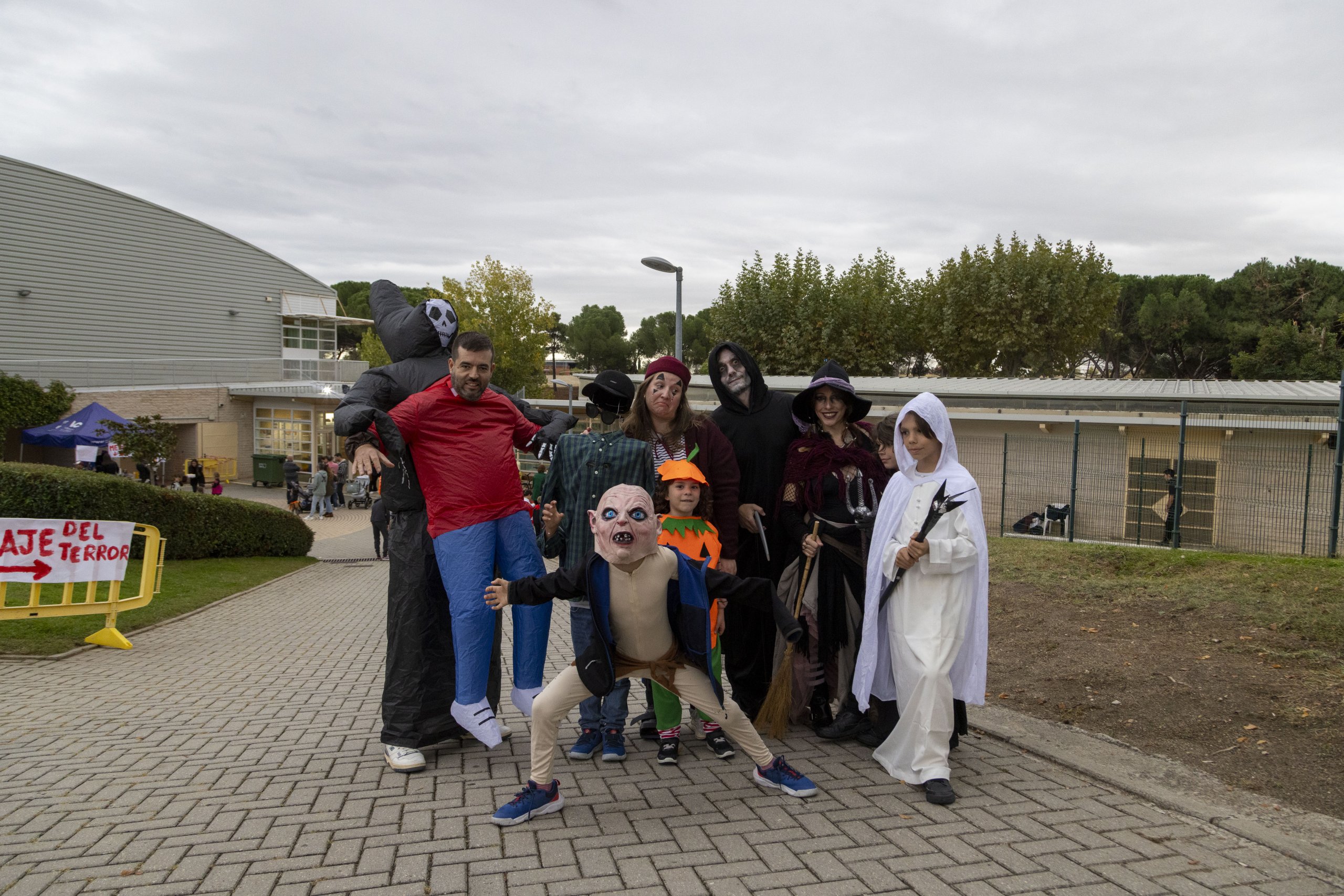 Vecinos disfrazados en la fiesta de halloween.