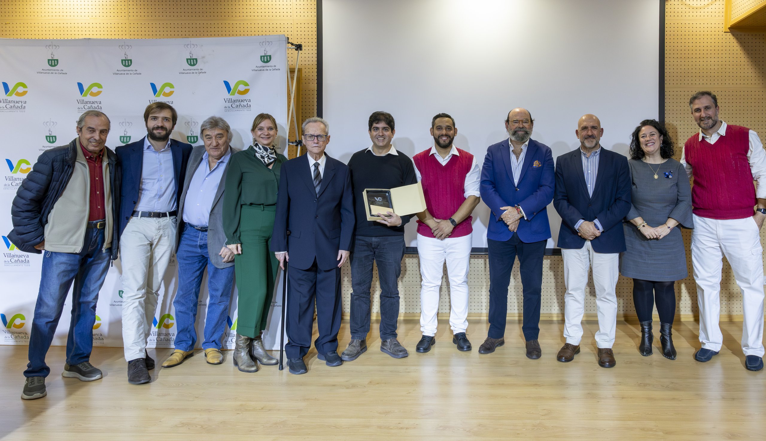 Foto de familia realizada tras el acto de homenaje.