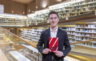 El escritor Jorge Maté, con su libro en la Biblioteca Municipal F. Lázaro Carreter.