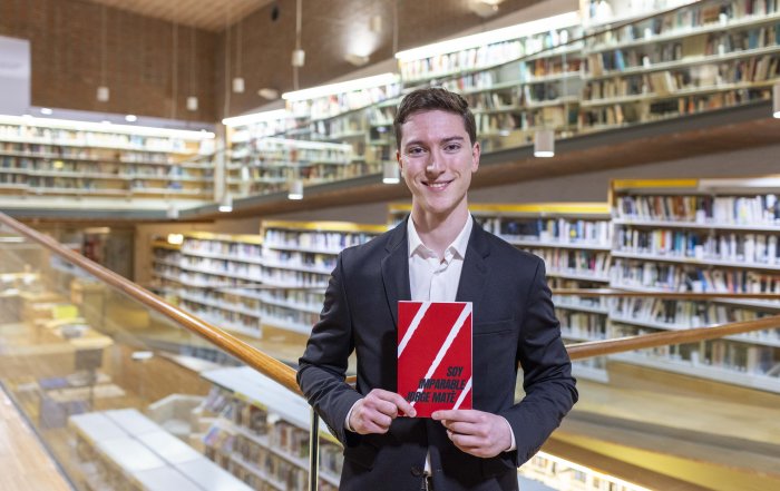 El escritor Jorge Maté, con su libro en la Biblioteca Municipal F. Lázaro Carreter.
