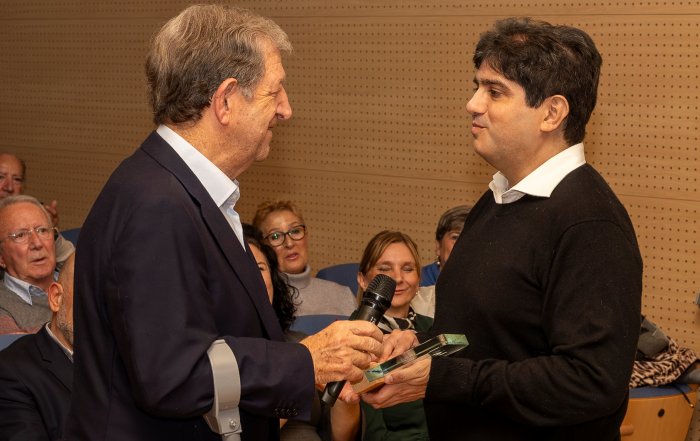 El alcalde, Luis Partida, entregándole la distinción al hijo del homenajeado, Manuel de Daniel de la Calva.