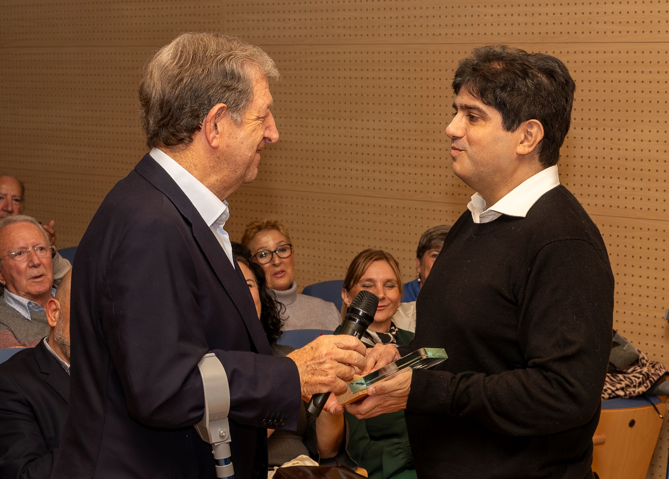 El alcalde, Luis Partida, entregándole la distinción al hijo del homenajeado, Manuel de Daniel de la Calva. El alcalde, Luis Partida, entregándole la distinción al hijo del homenajeado, Manuel de Daniel de la Calva.