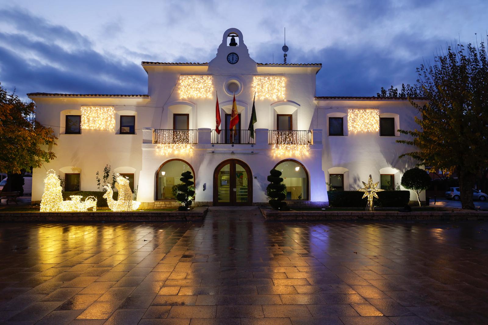 Imagen de la fachada del antiguo ayuntamiento iluminada. Imagen de la fachada del antiguo ayuntamiento iluminada.
