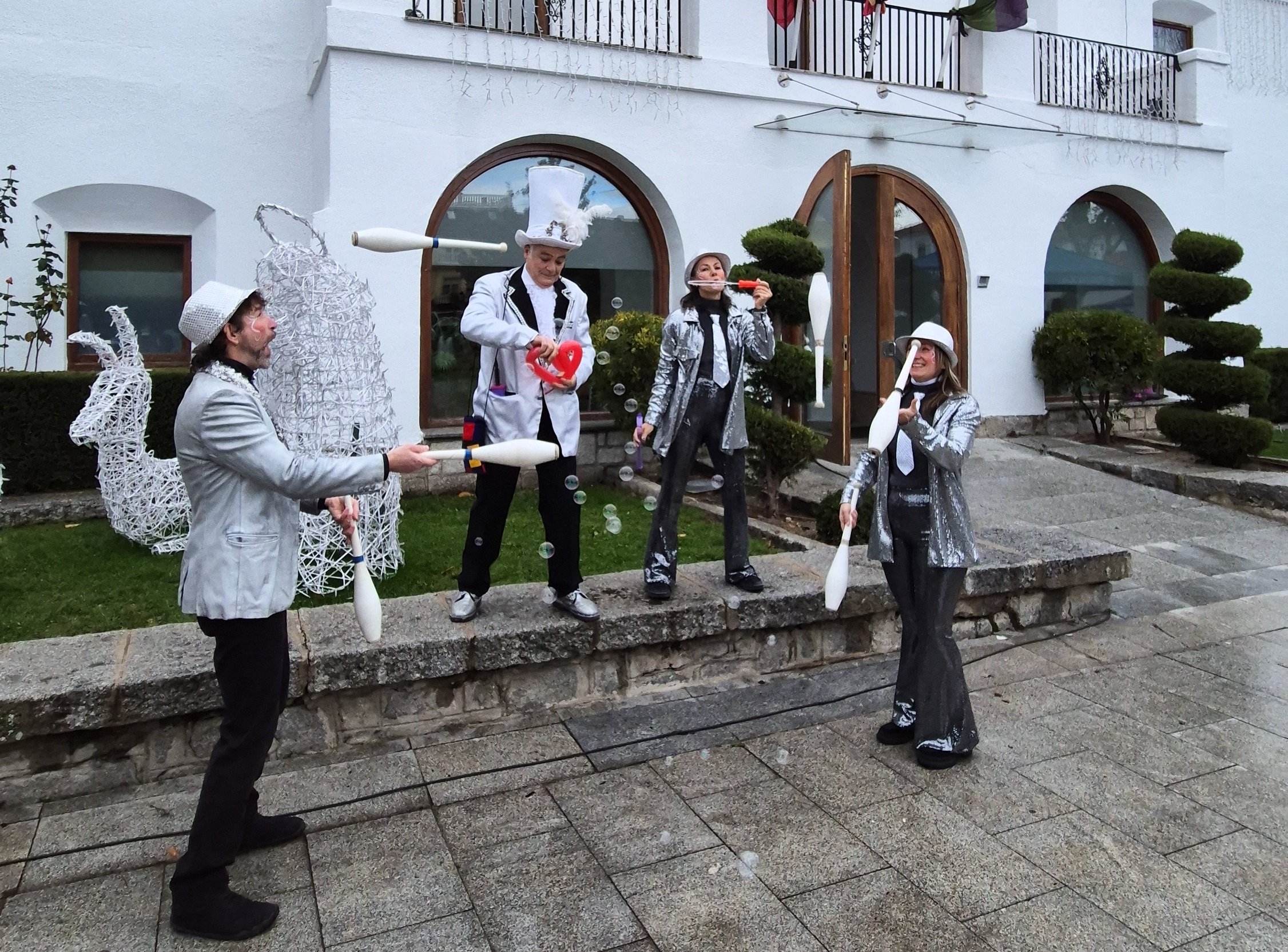 Espectáculo de animación ante el antiguo Ayuntamiento.