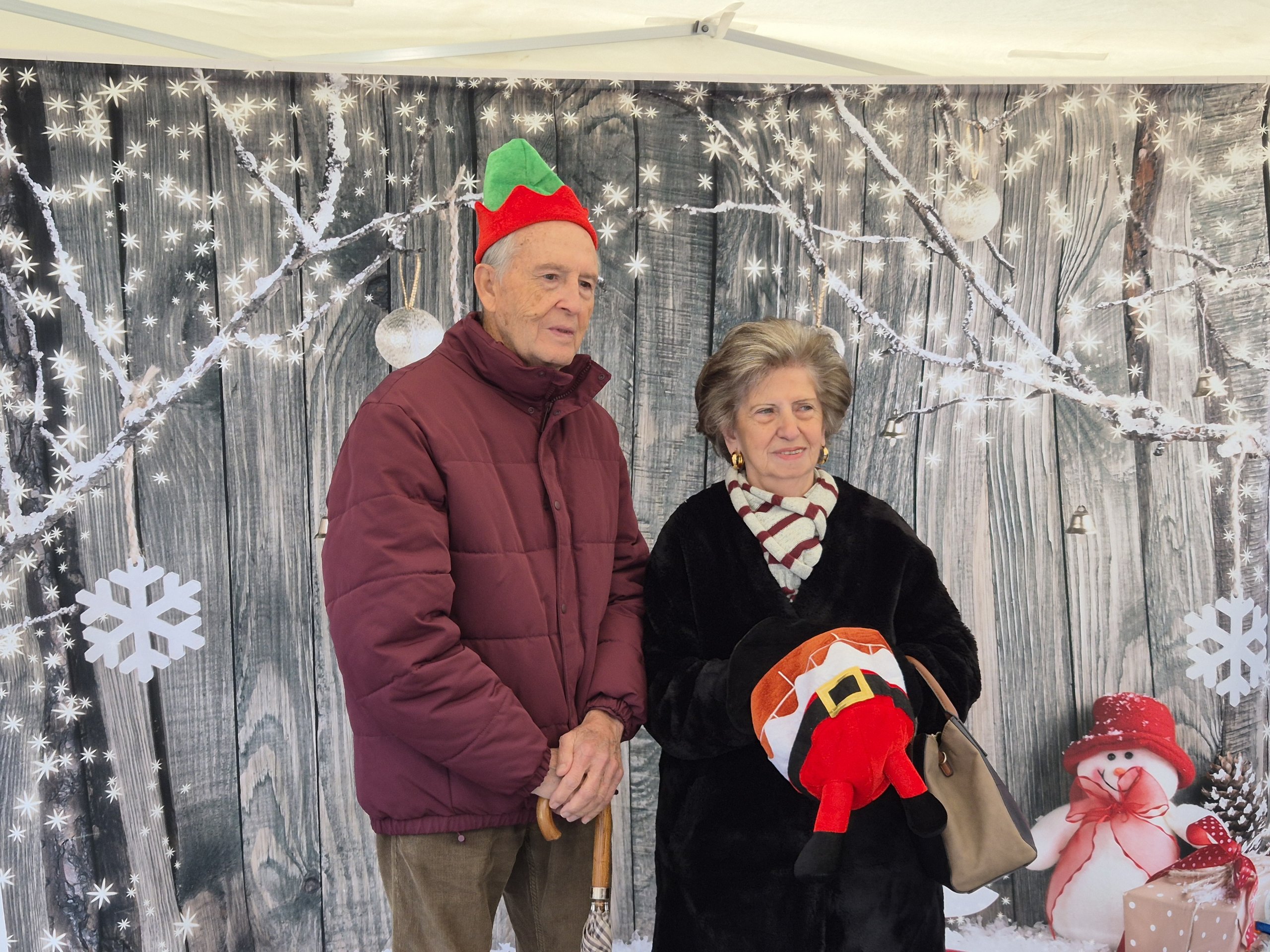 Pareja posa en el photocall navideño.