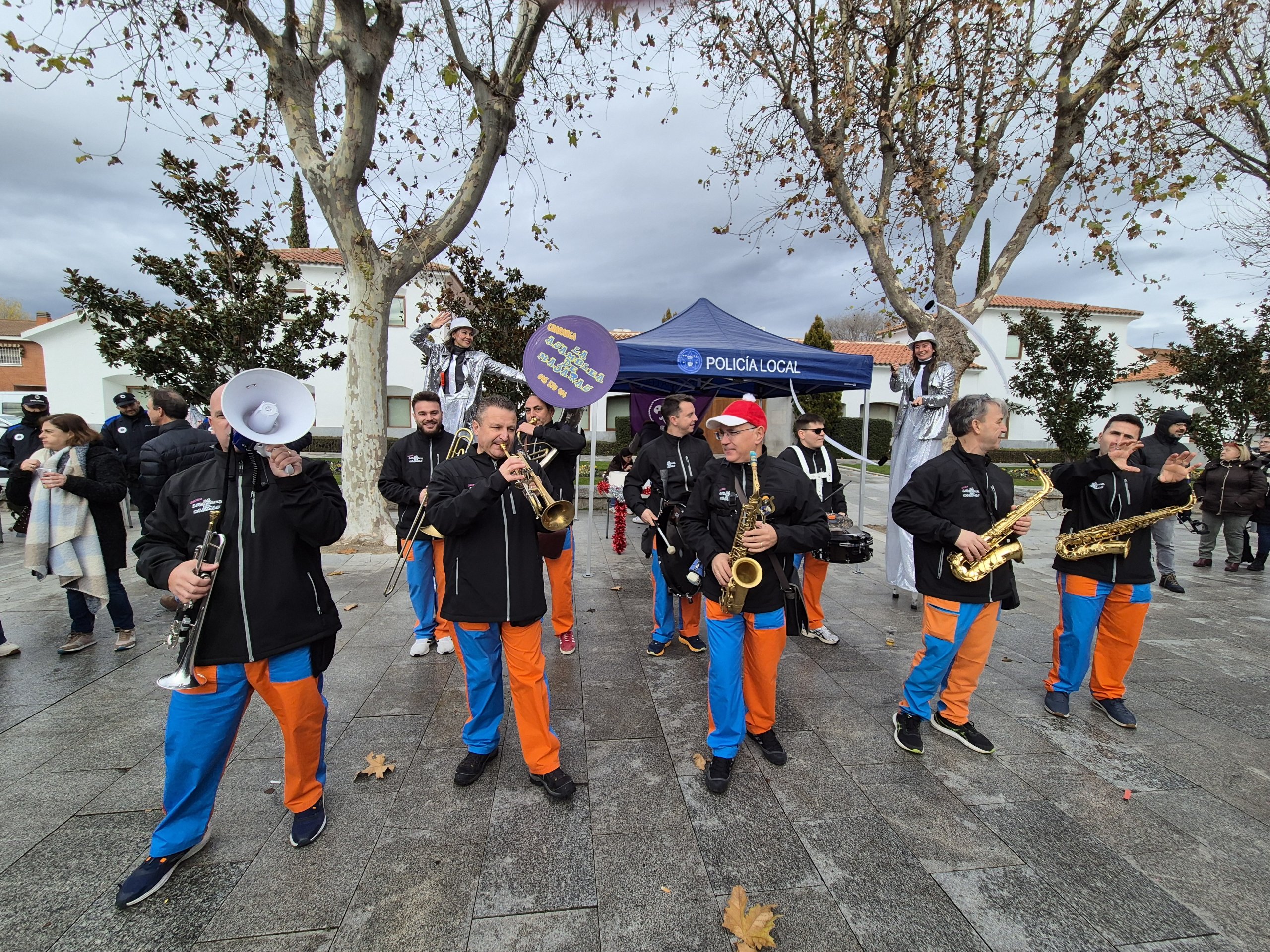 La charanga ameniza la Fiesta Preúvas.