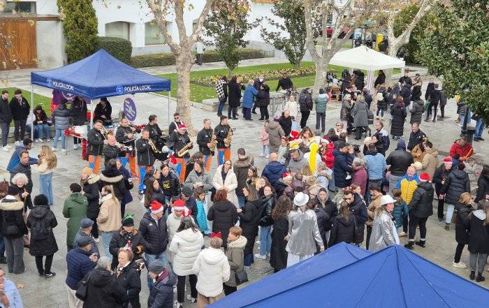 Vecinos en la Fiesta Preúvas de la plaza de España.