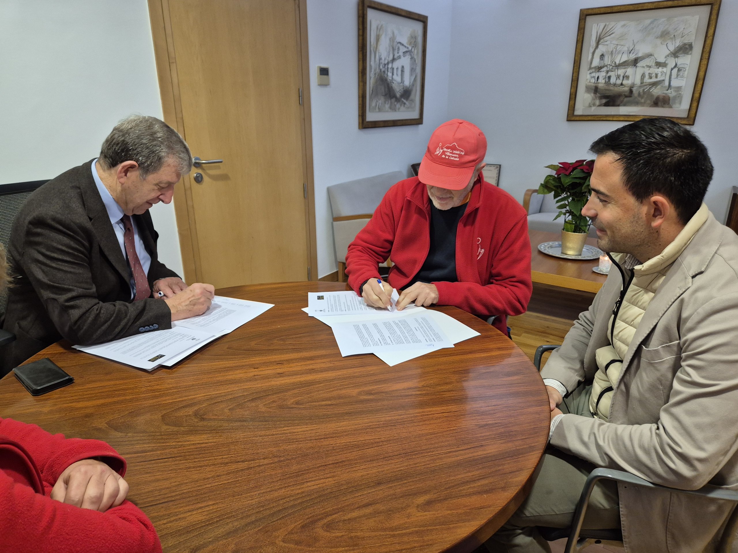 Momento de la firma del convenio con la Asociación "Amigos del Nordic Walking"