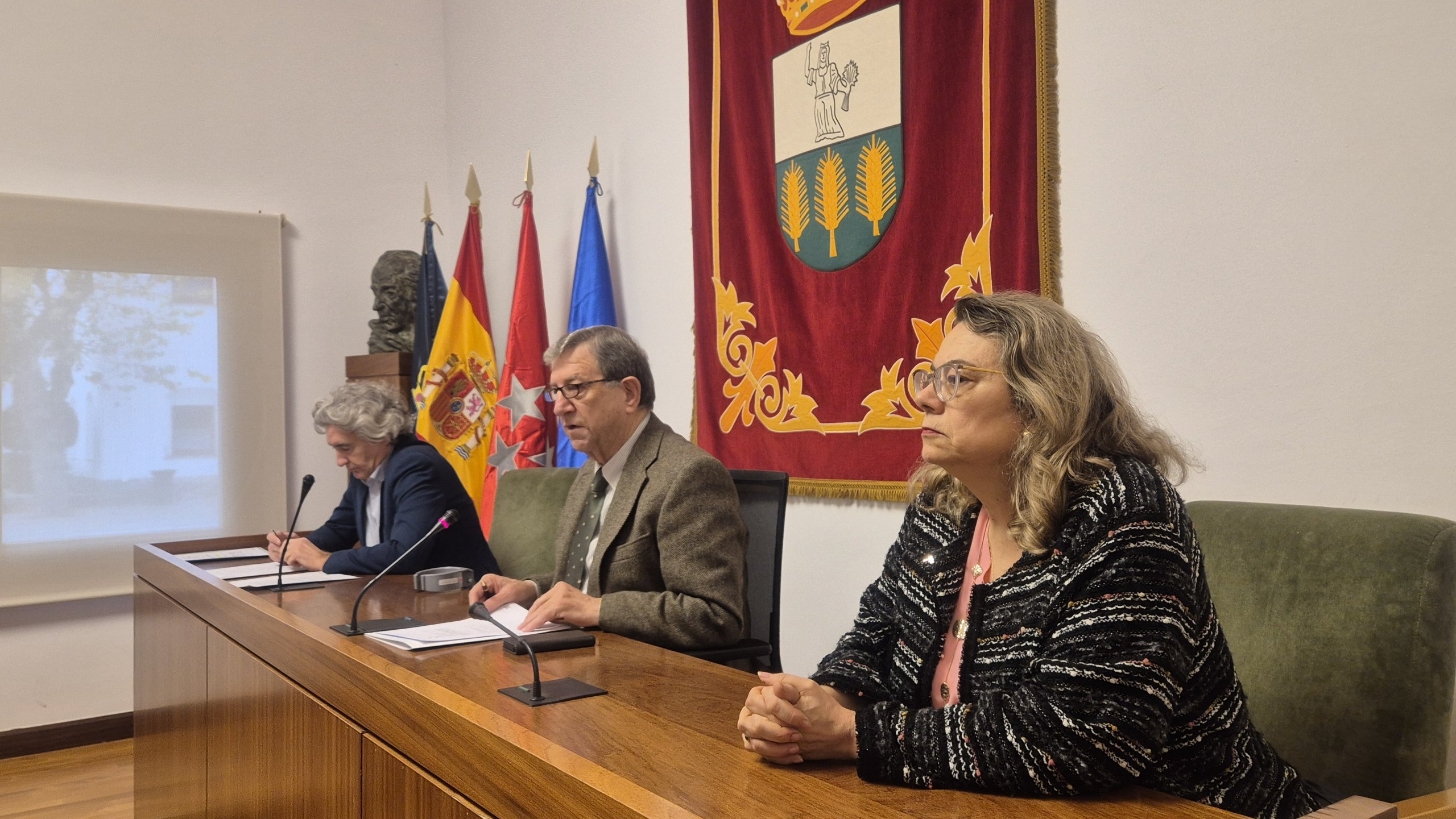 El alcalde, junto al secretario e interventora del Ayuntamiento.