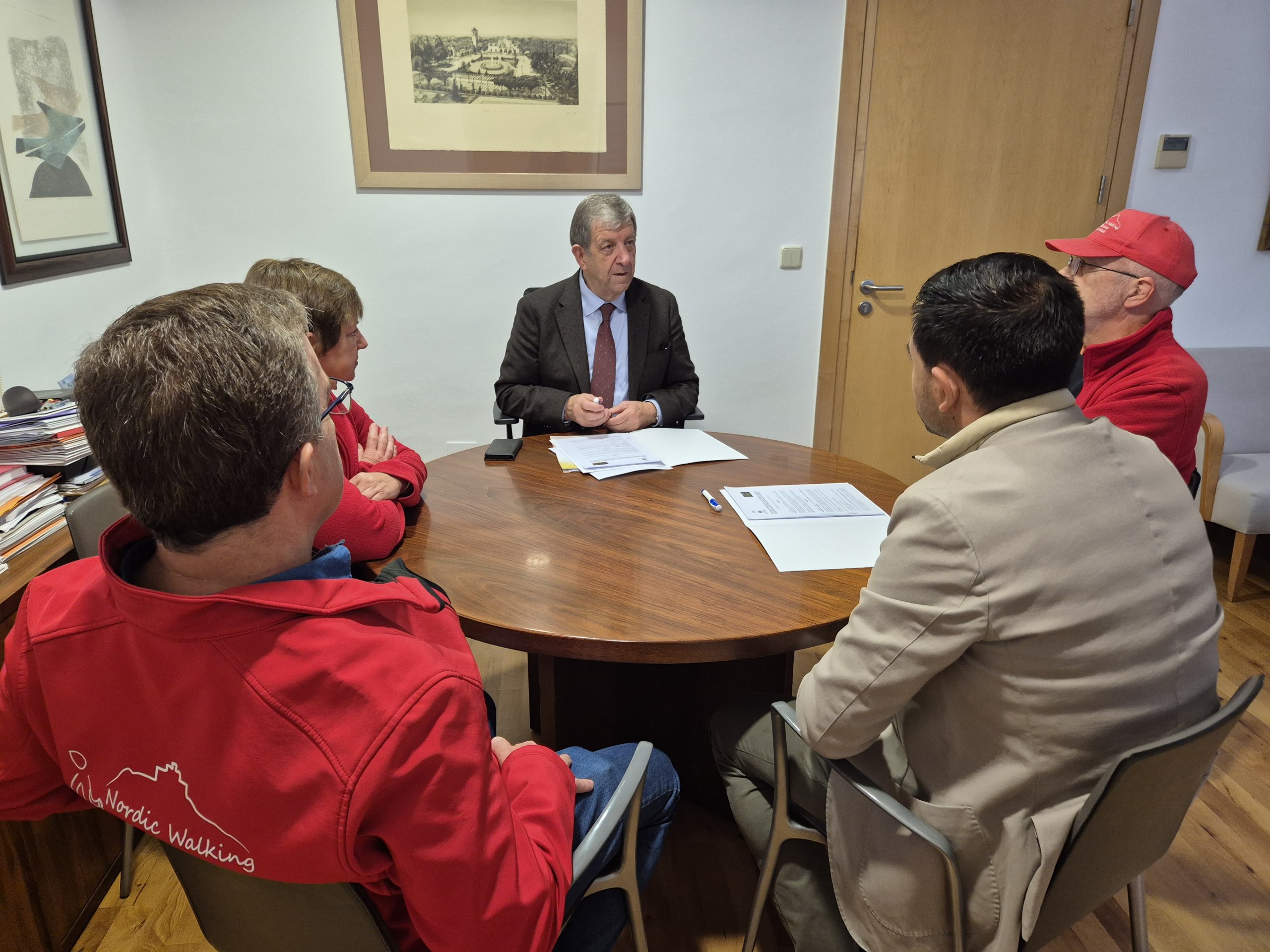 El alcalde, el concejal de Deportes y miembros de la Asociación "Amigos del Nordic Walking"
