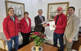Alcalde y concejal de Deportes junto a representantes de la Asociación "Amigos del Nordic Walking"
