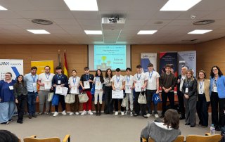 Las concejalas de Fomento y Fondos Europeos y Servicios Sociales, Familia e Infancia, junto a los participantes.