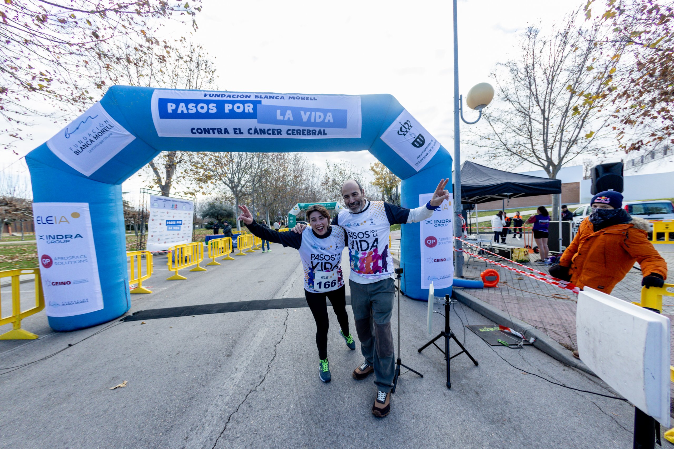 Dos corredores saludan durante la carrera.
