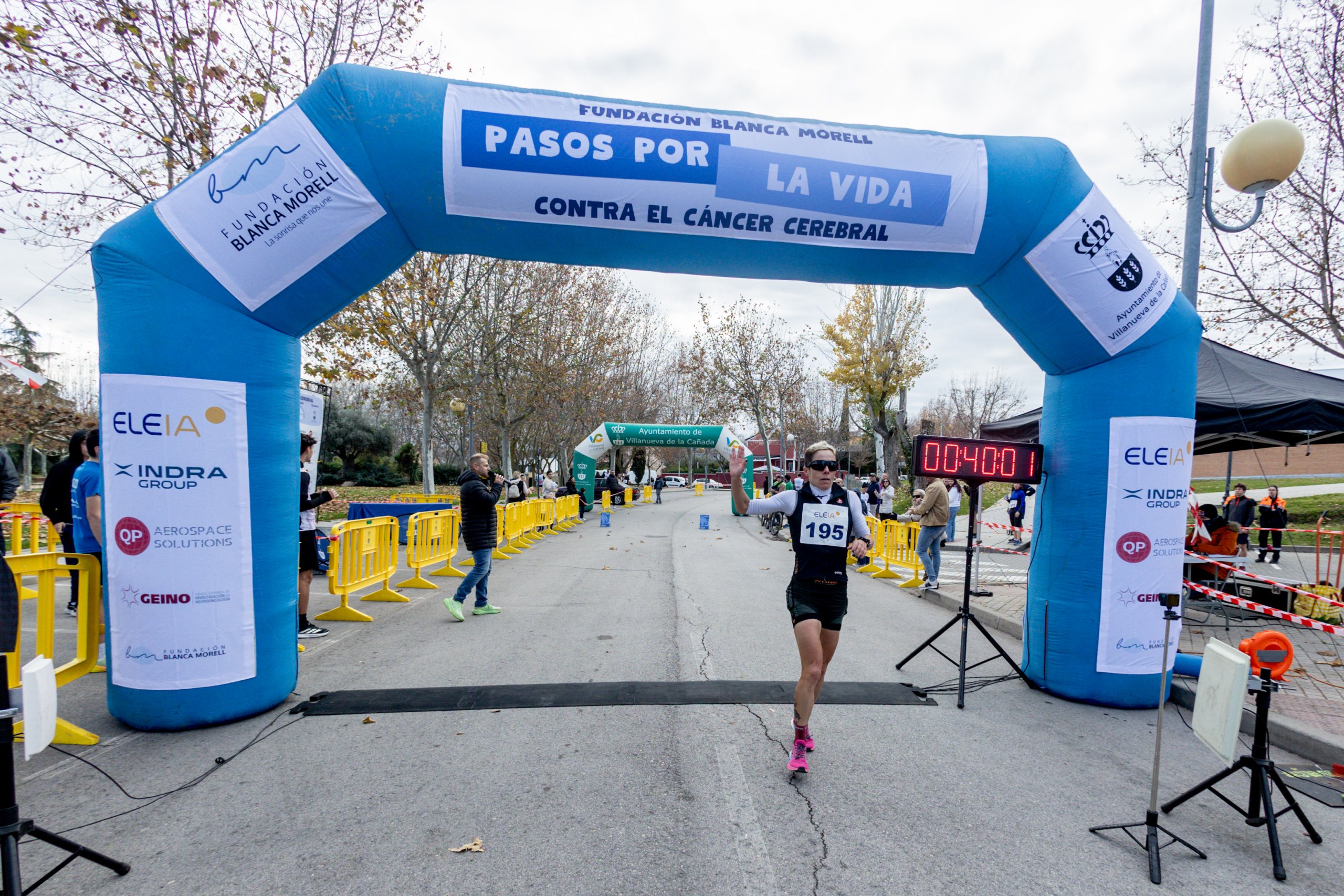 Corredora llegando a meta.