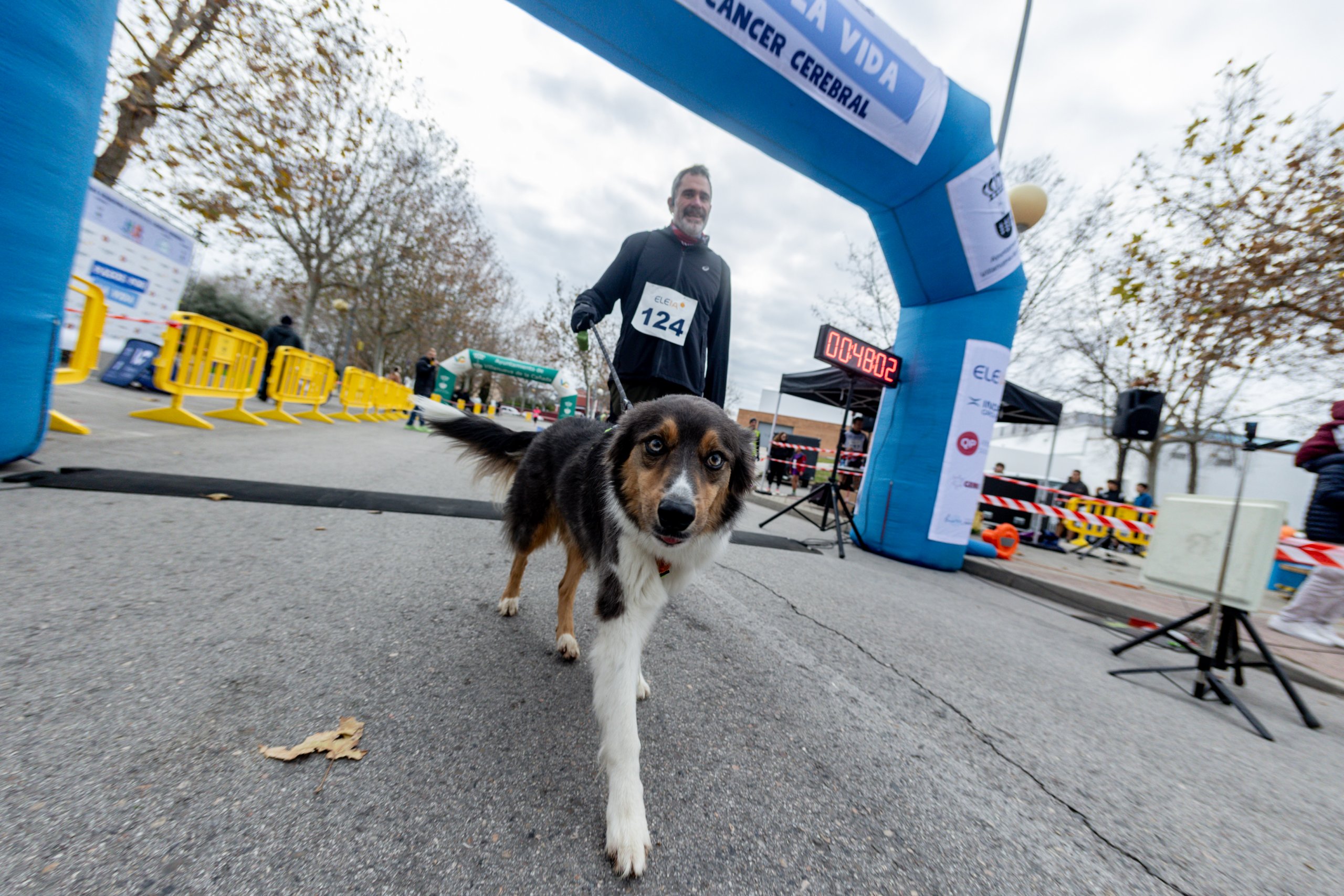 Un participante en la carrera, junto a su perro.