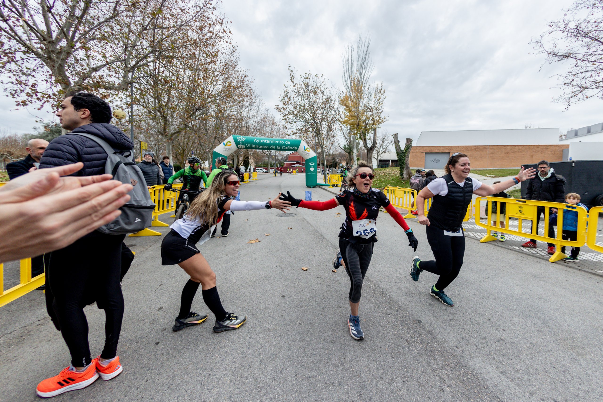 Participantes en la carrera a su llegada a la meta.