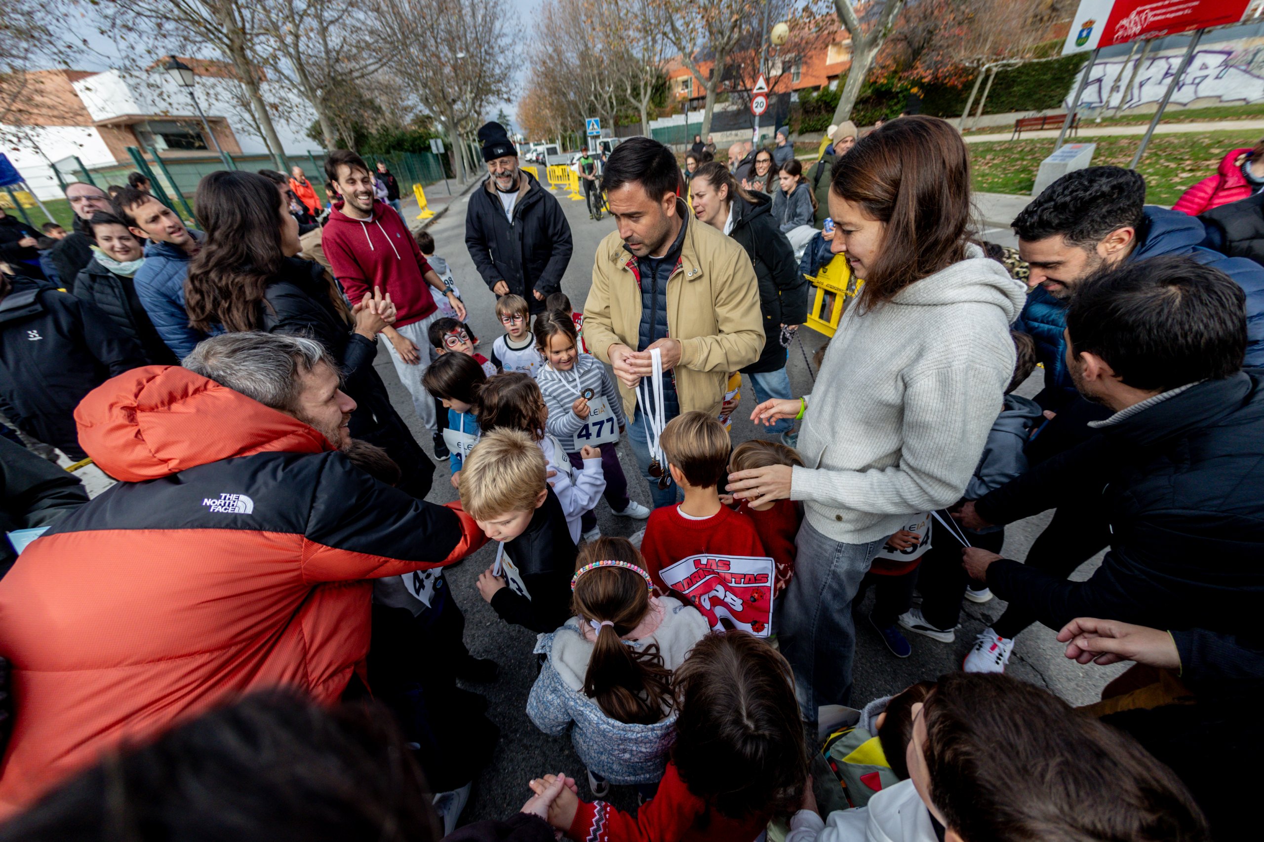 El concejal de Deportes reparte medallas a los más pequeños.