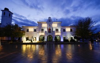 Fachada del antiguo Ayuntamiento iluminada con las luces de Navidad.