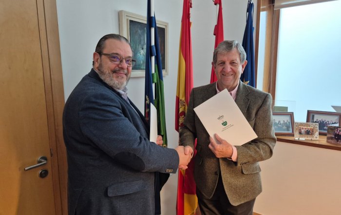 Imagen de la firma de convenio con la fundación Educación y Libertad.