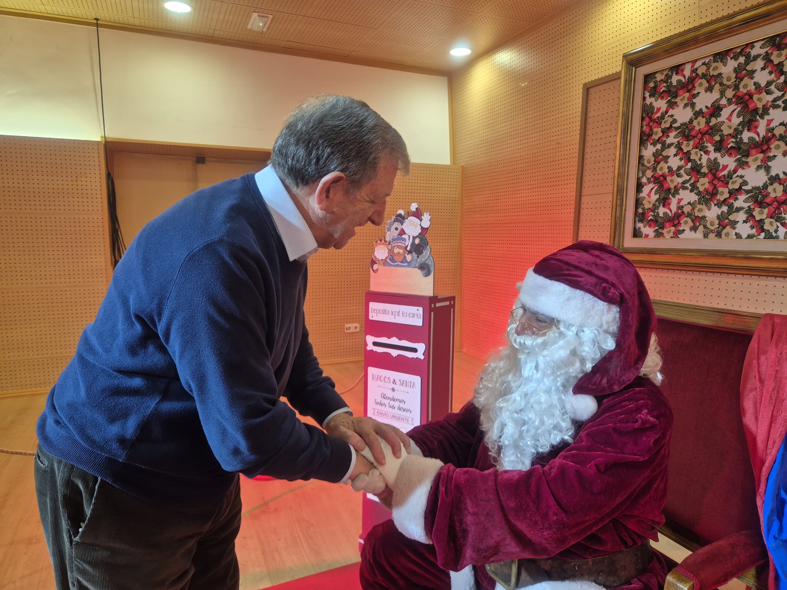 El alcalde, Luis Partida, saludando a Papá Noel.