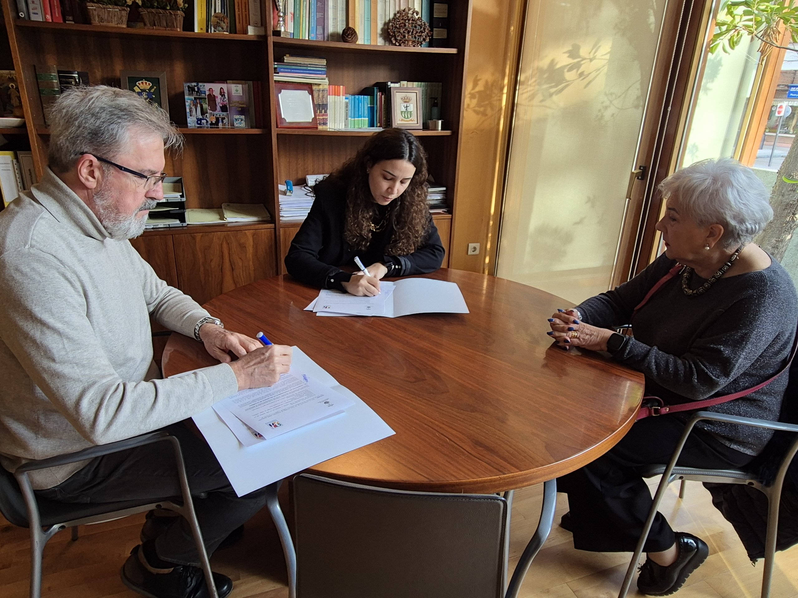 Imagen de la firma de convenio con la Asociación de Hermanamientos.