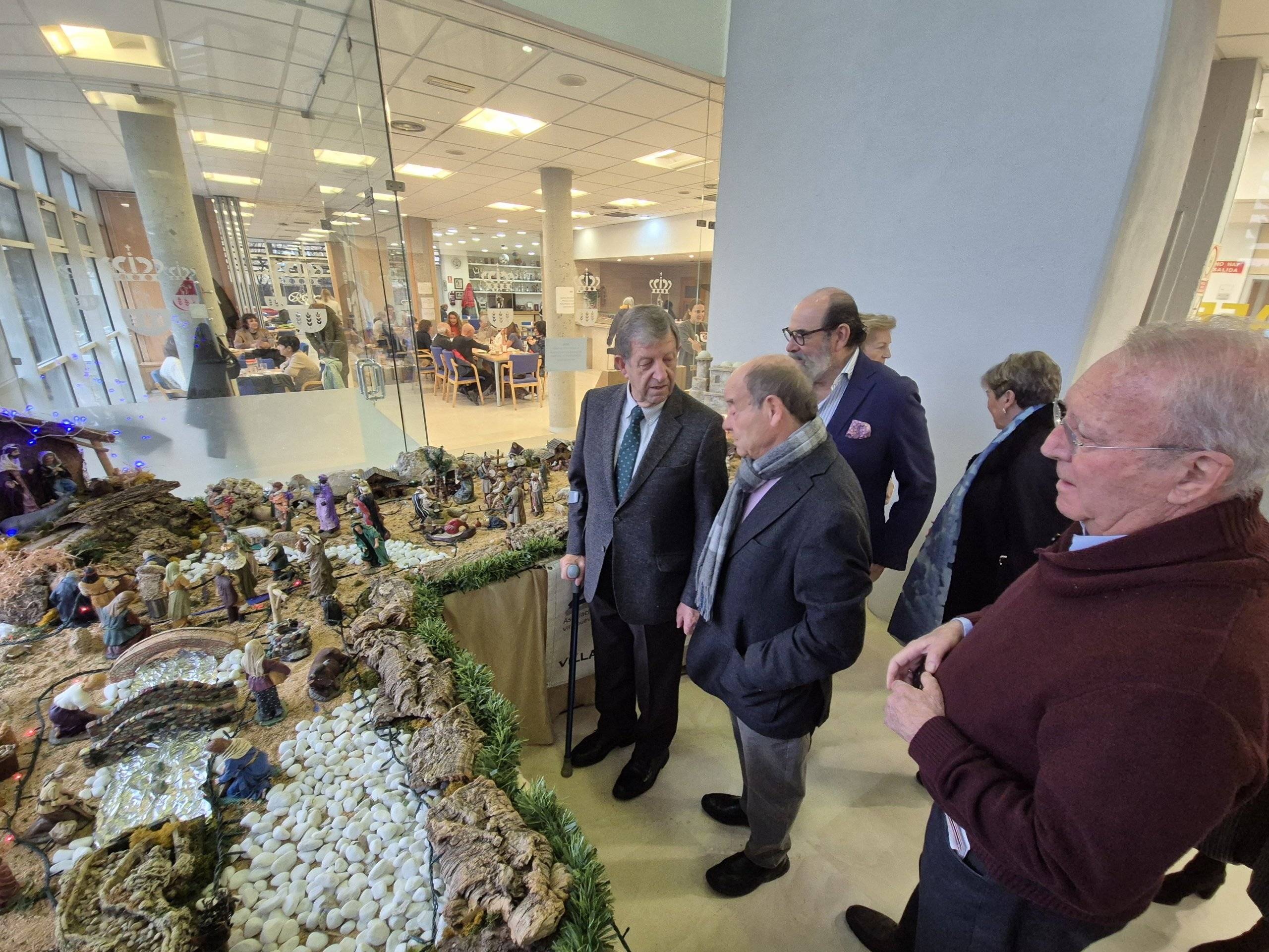 El alcalde, Luis Partida, junto al concejal de Mayores, Jesús Fernando Agudo, y el presidente de la Asociación de Mayores, Enrique Gutierrez.