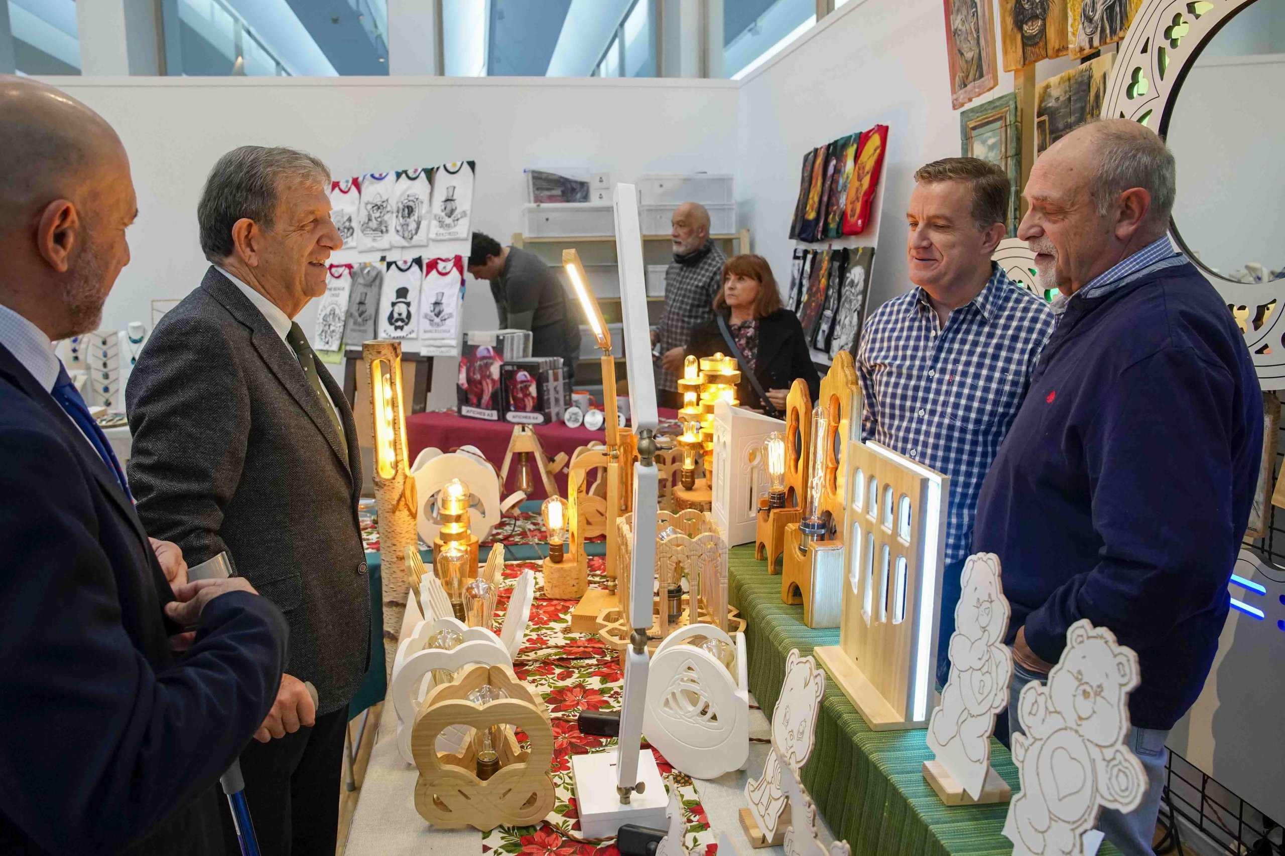 El alcalde y el concejal visitando el Mercado de Navidad.