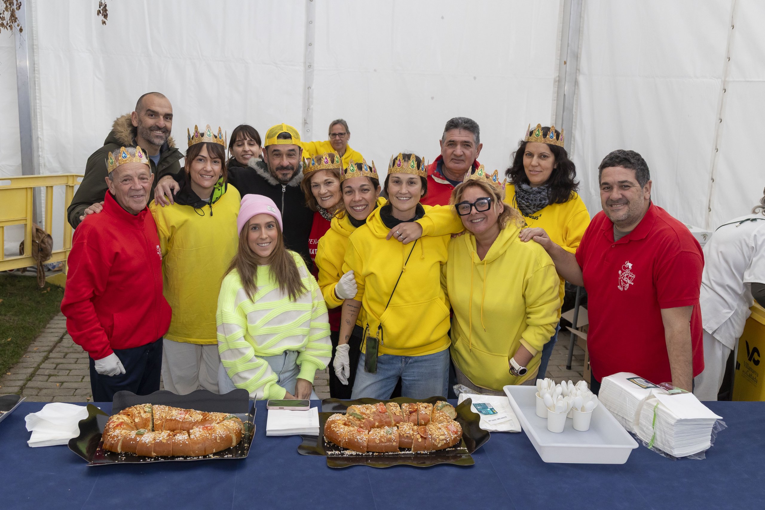 Las peñas Las Katas y Los Tusssos ofreciendo el Roscón y el chocolate solidario.