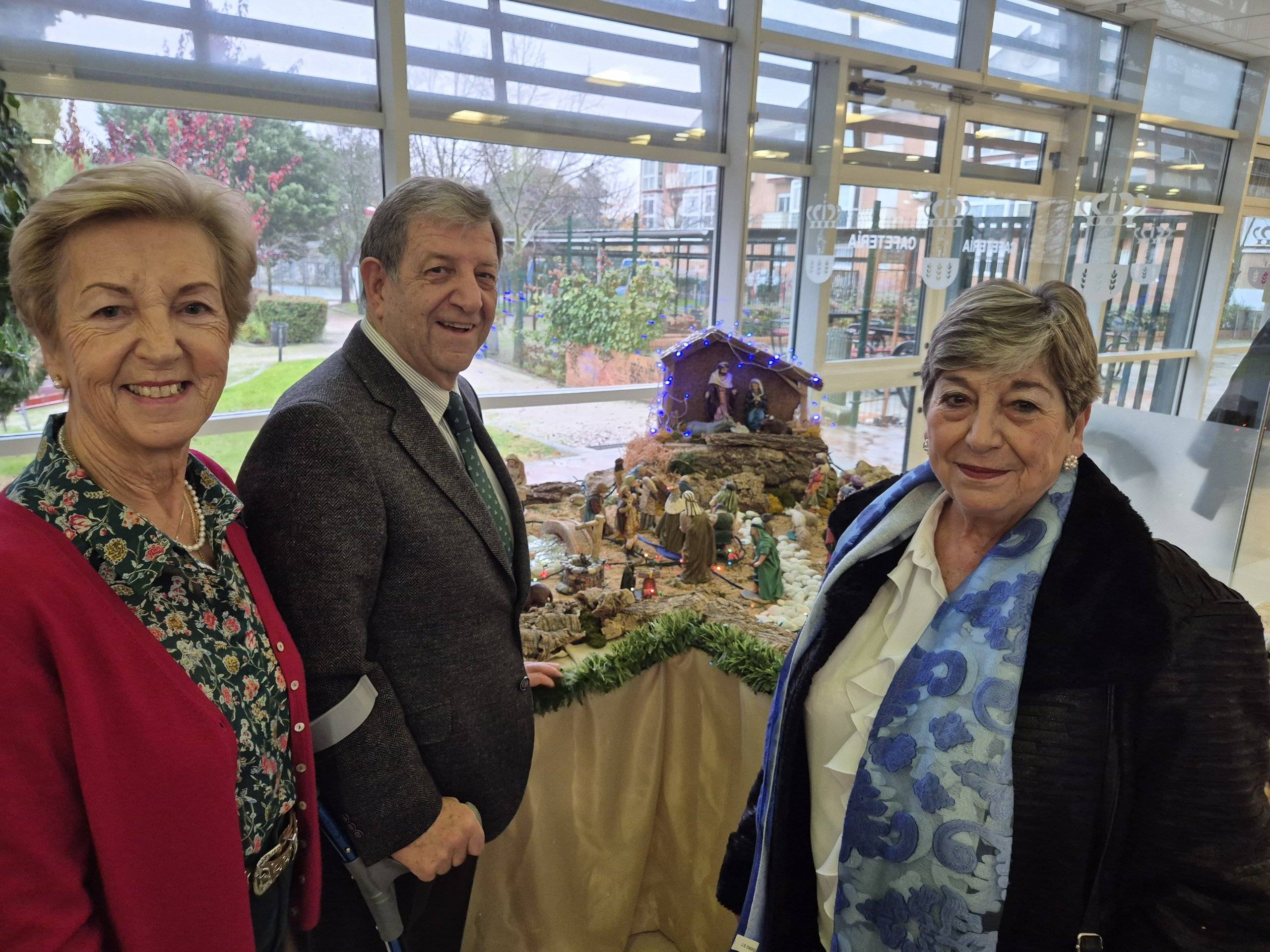 El regidor villanovense junto a dos miembros de la asociación de Mayores.