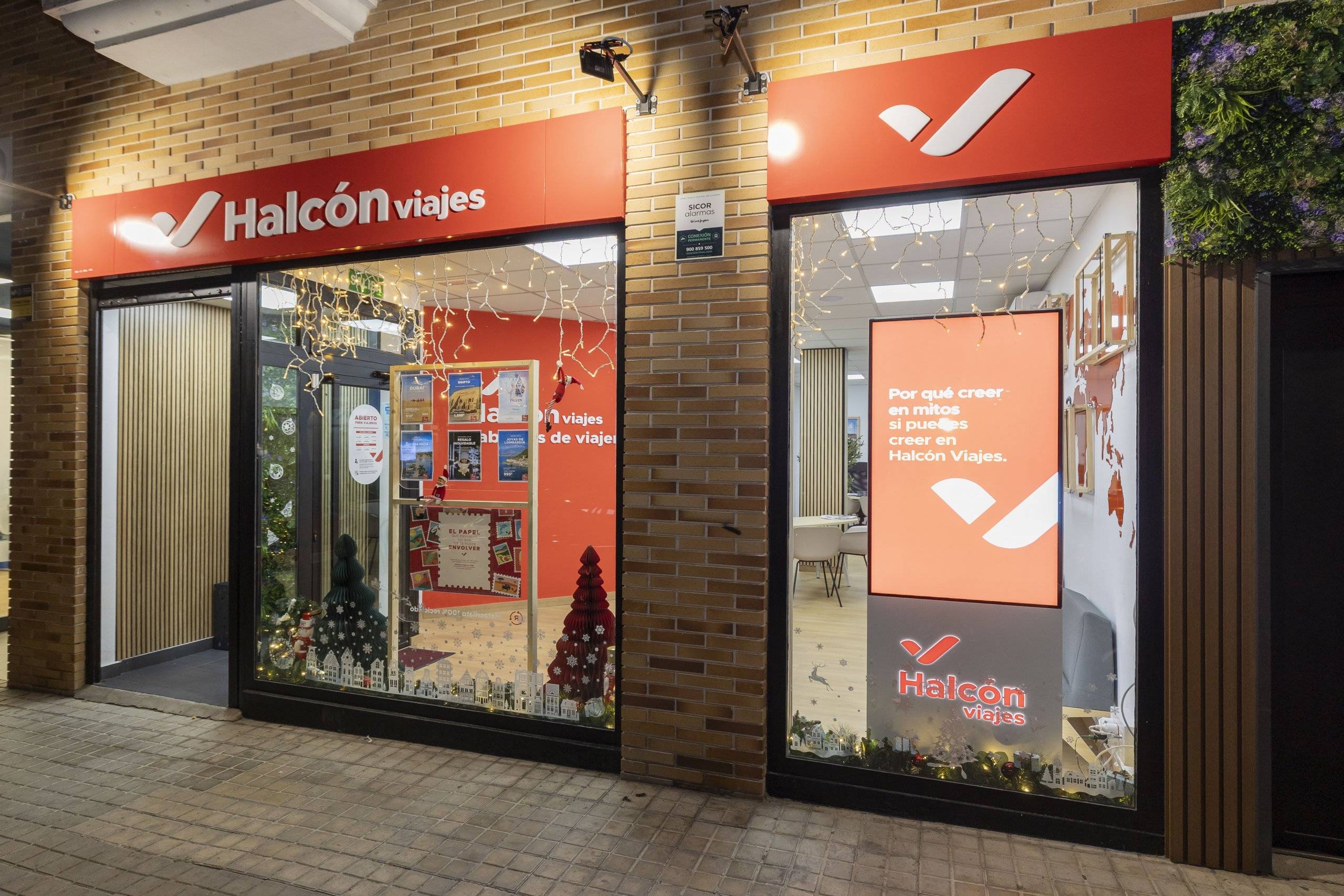 Escaparate Halcón Viajes.