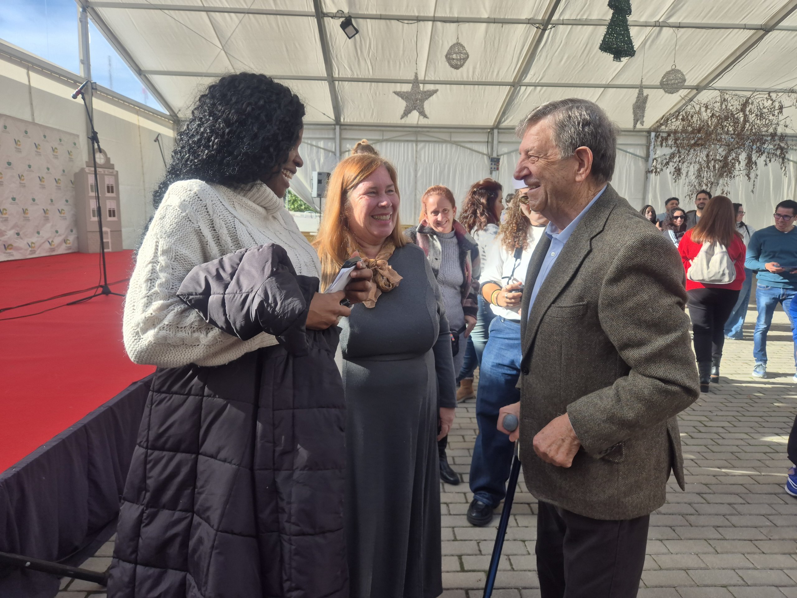 El alcalde, Luis Partida, saludando en el Mercado Navideño.